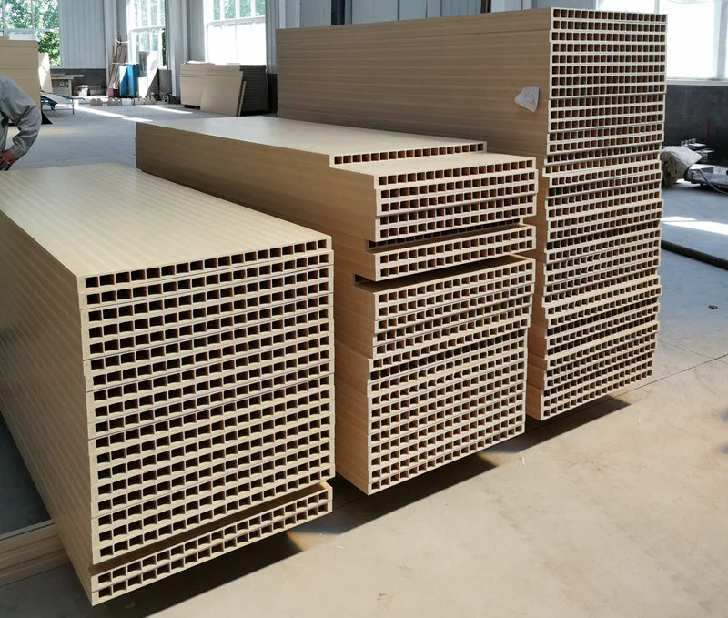 Cad iad na hábhair phlaisteacha atá oiriúnach chun doras WPC a mhonarú?